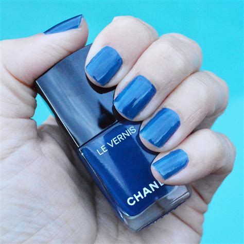 chanel bleu trompeur nail polish